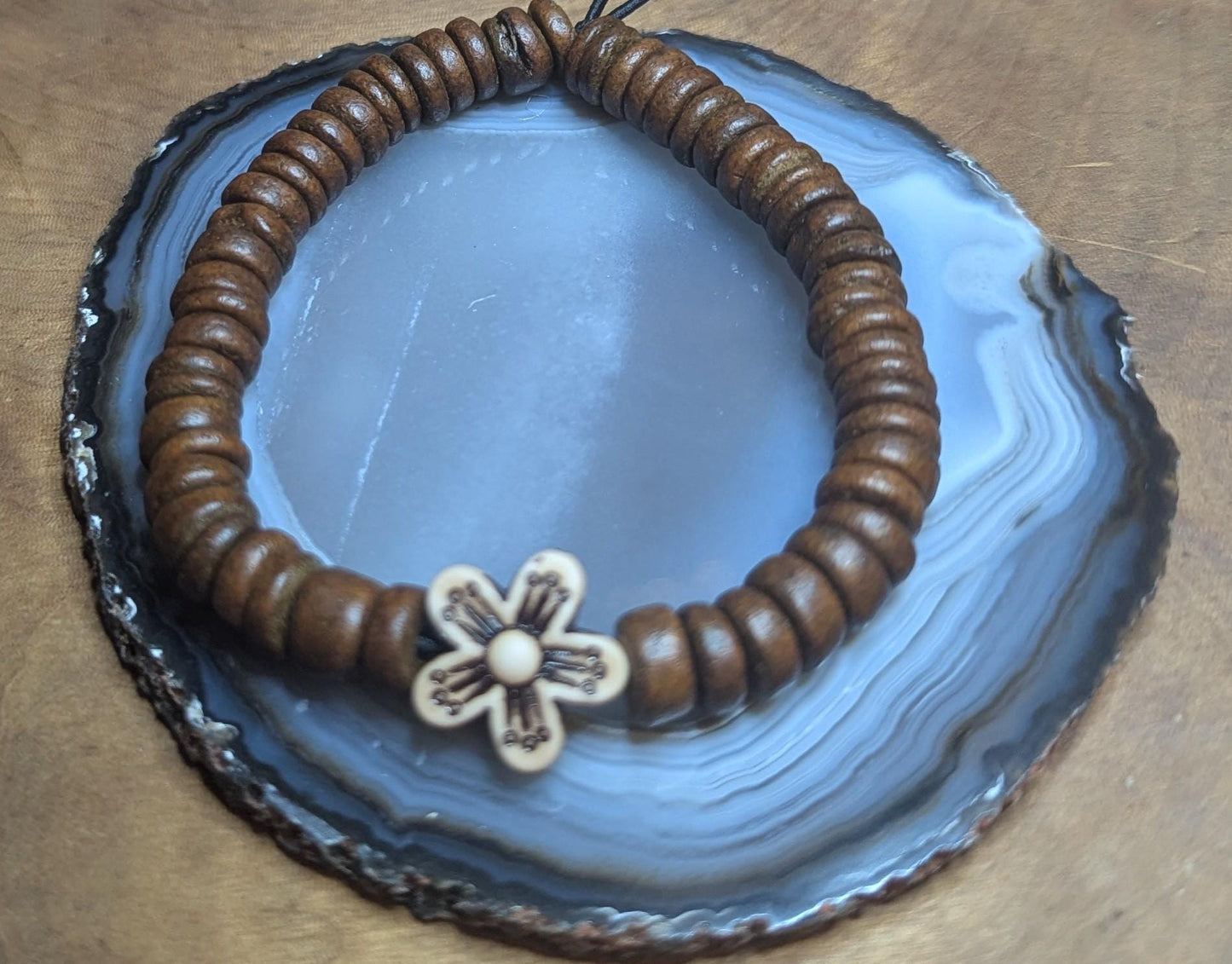 Wooden stretch bracelet with flower pendant