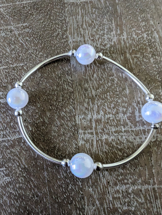 Silver bracelet with  iridescent pearls 