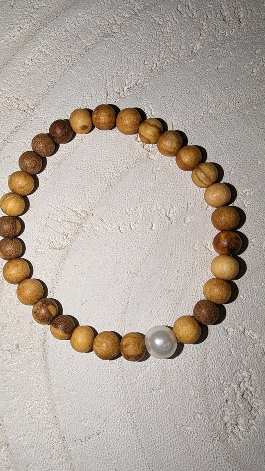 Wooden stretch bracelet with a pearl