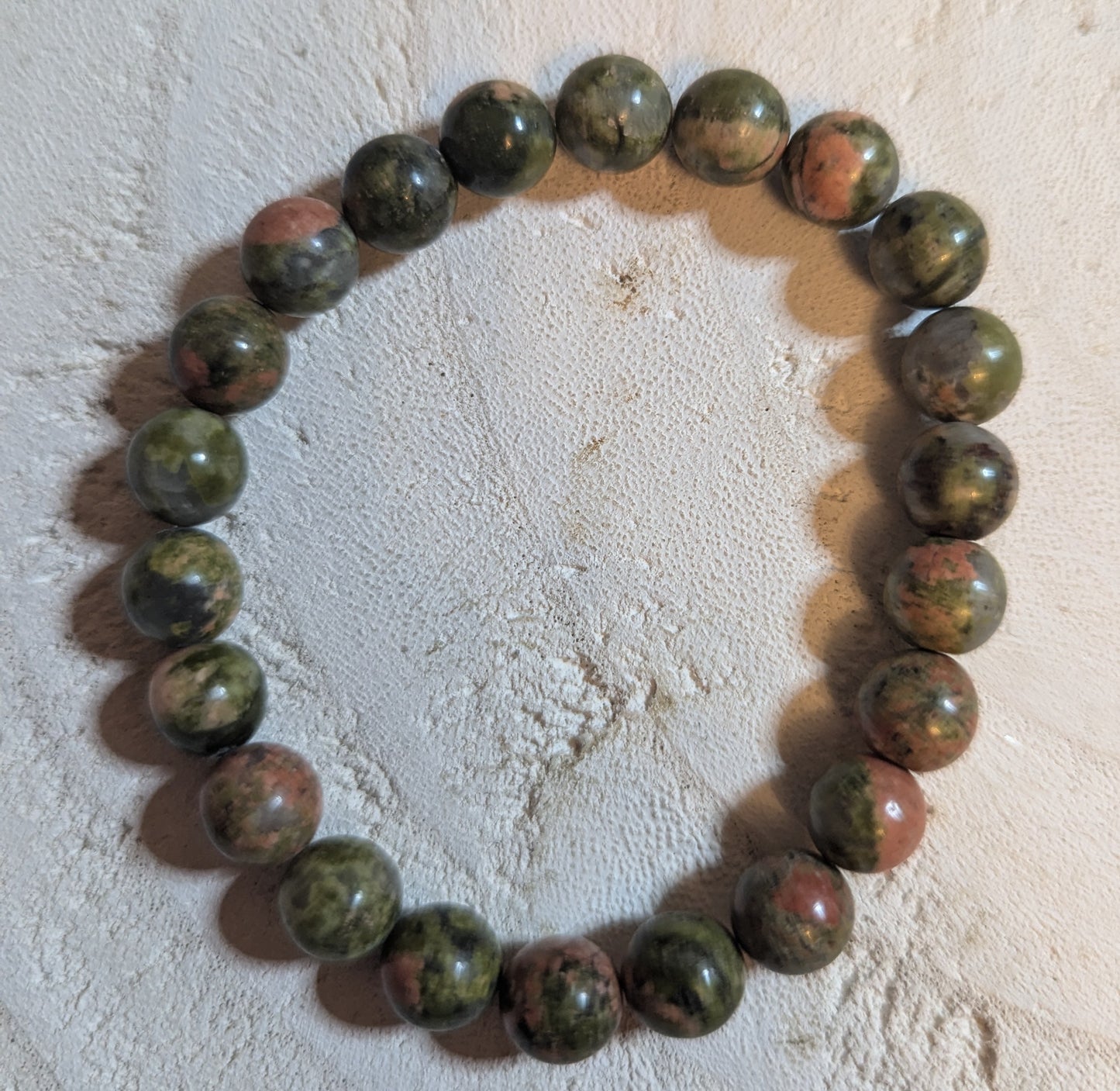 Round bracelet made of green and brown marbled beads o