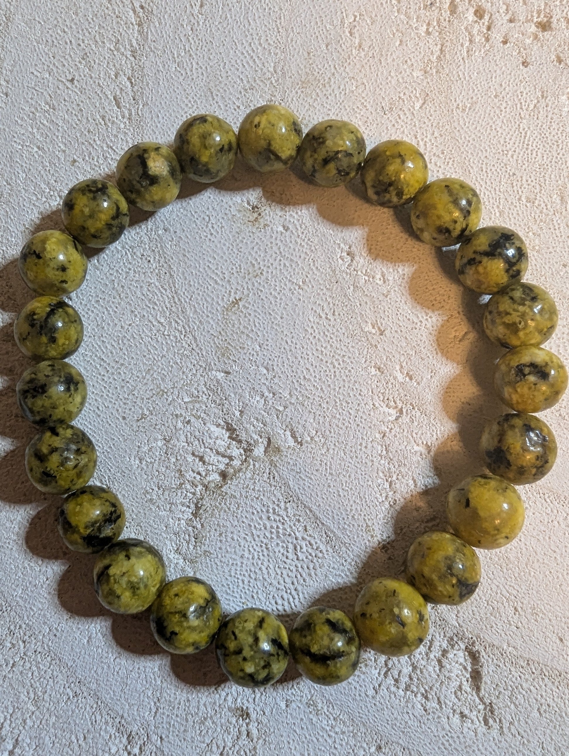 Round bracelet with yellow and black beads 