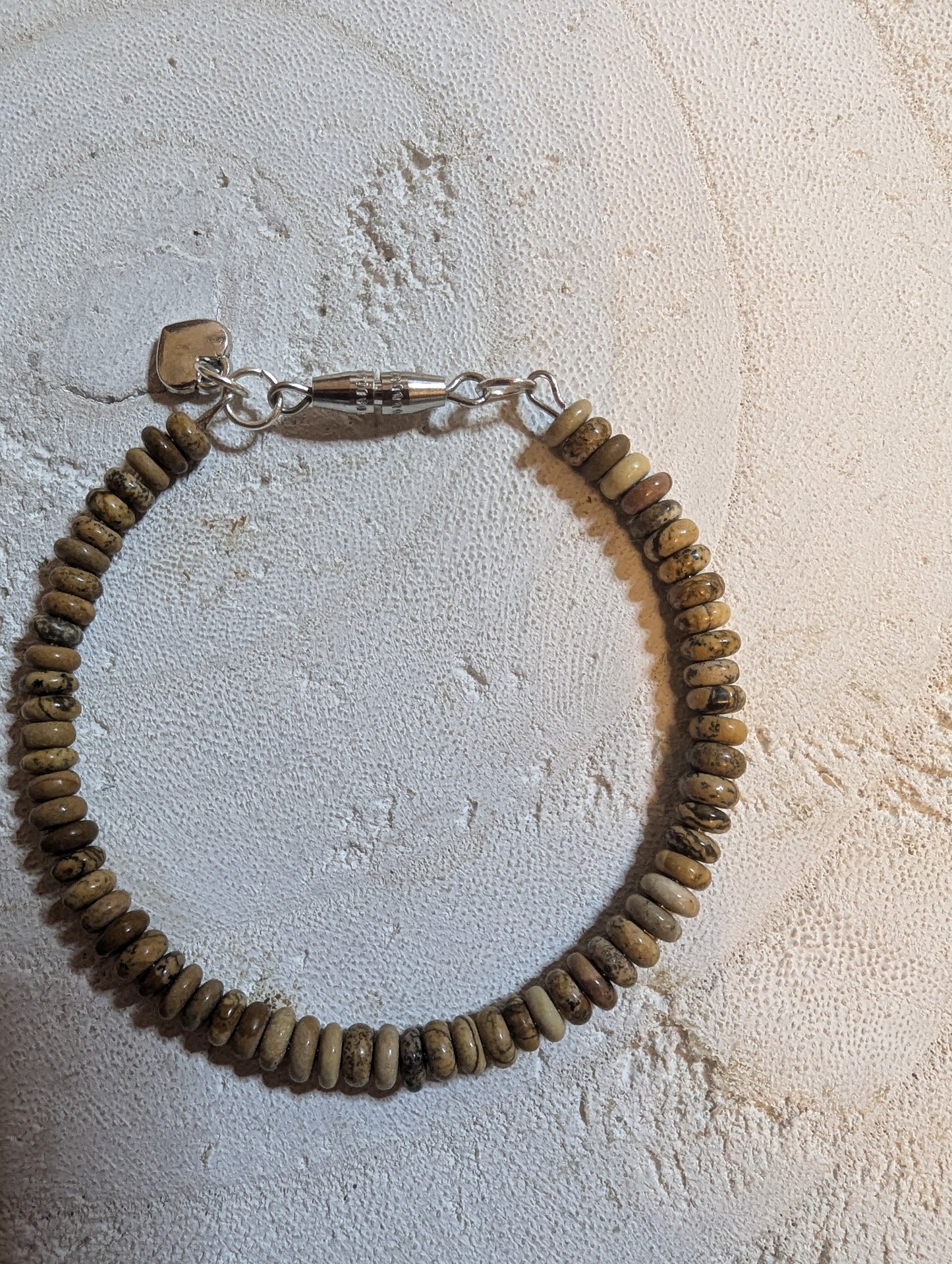 Beaded bracelet with magnetic closure