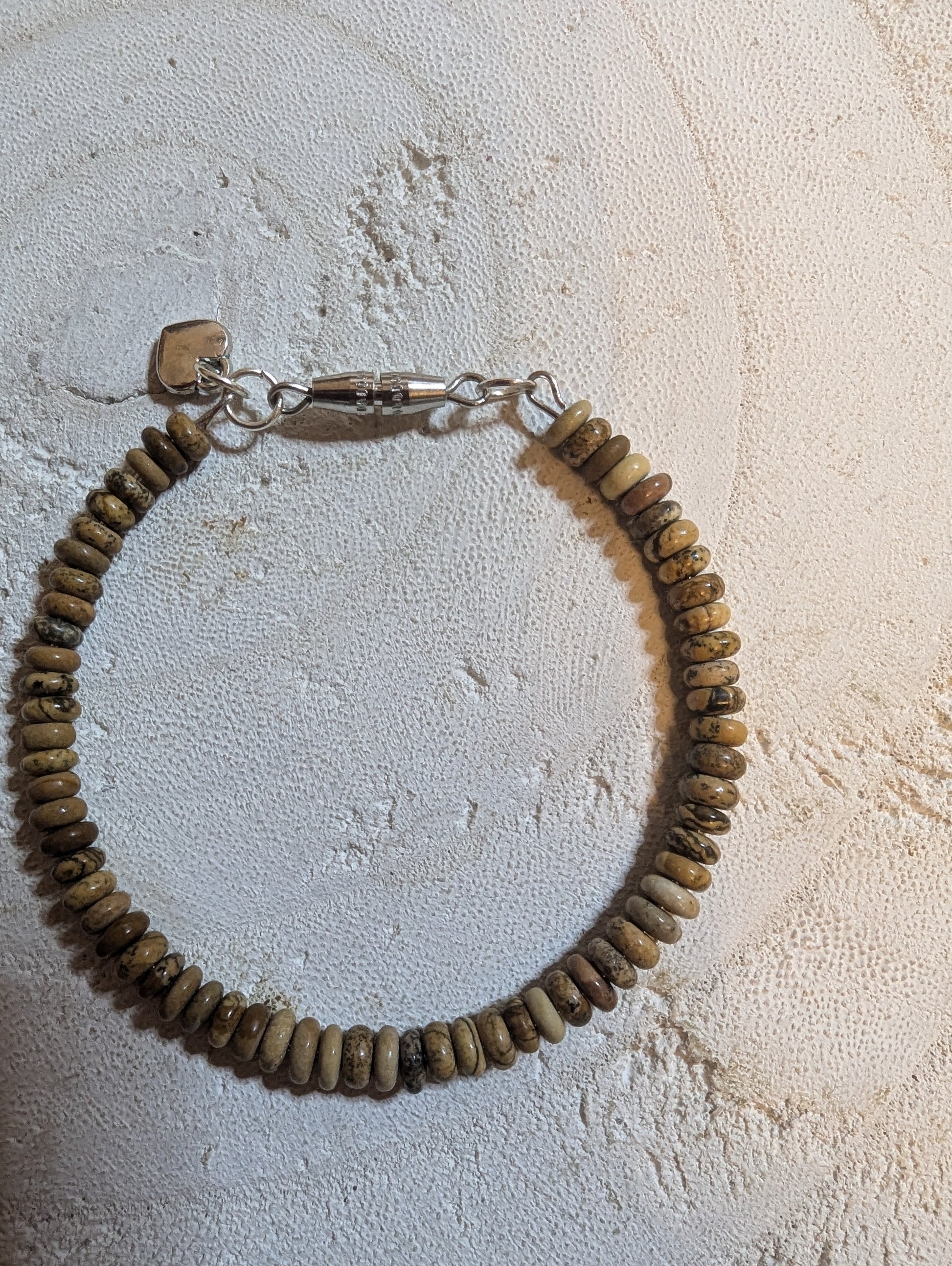 Beaded bracelet with magnetic closure