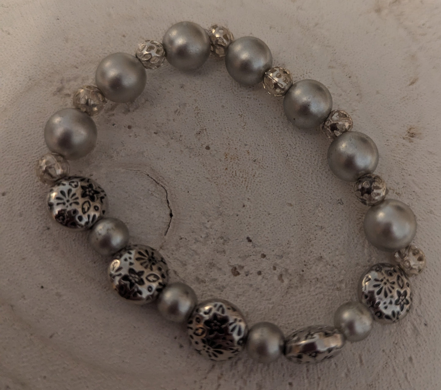 Bracelet with gray pearls and patterned beads