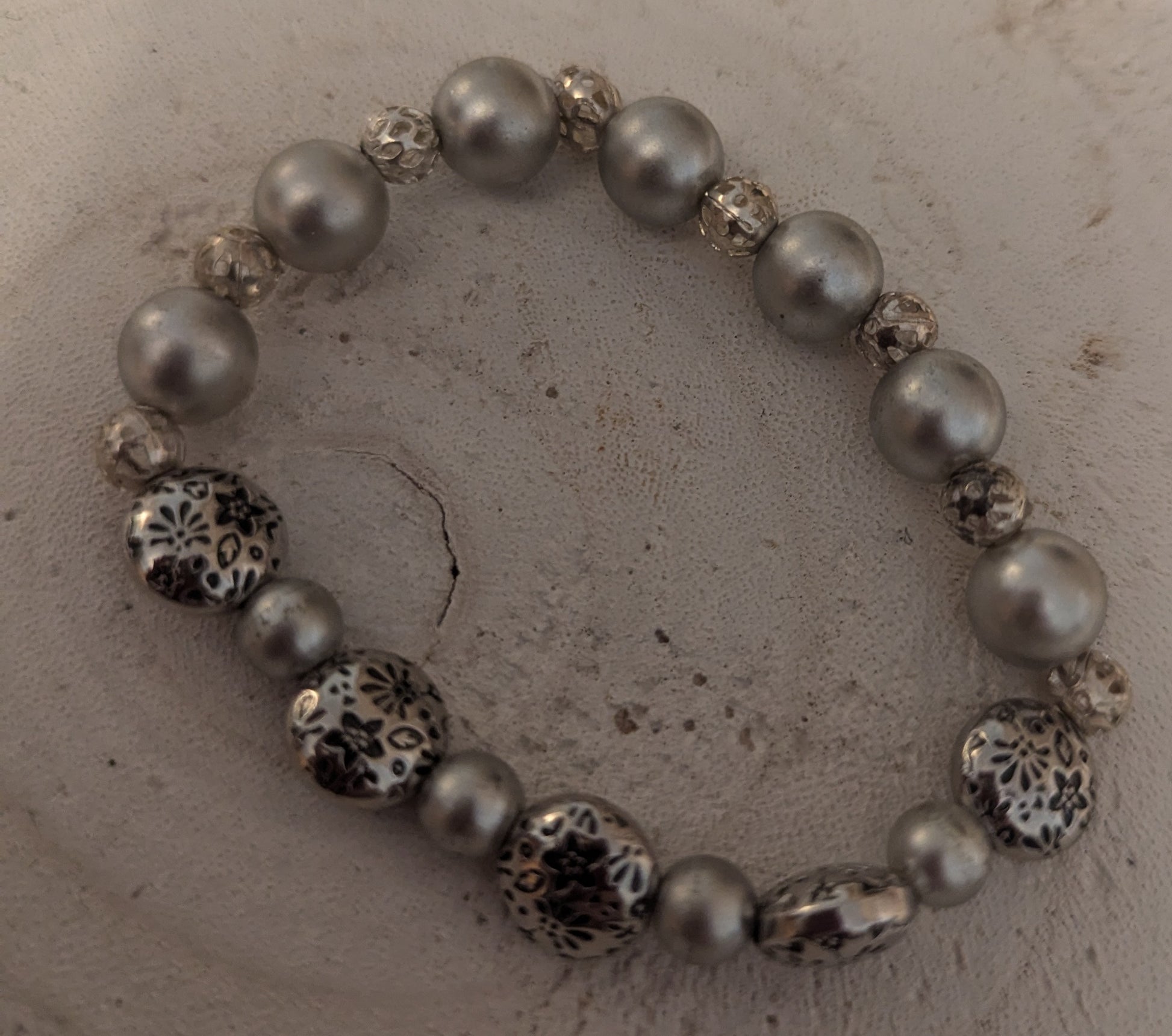 Bracelet with gray pearls and patterned beads