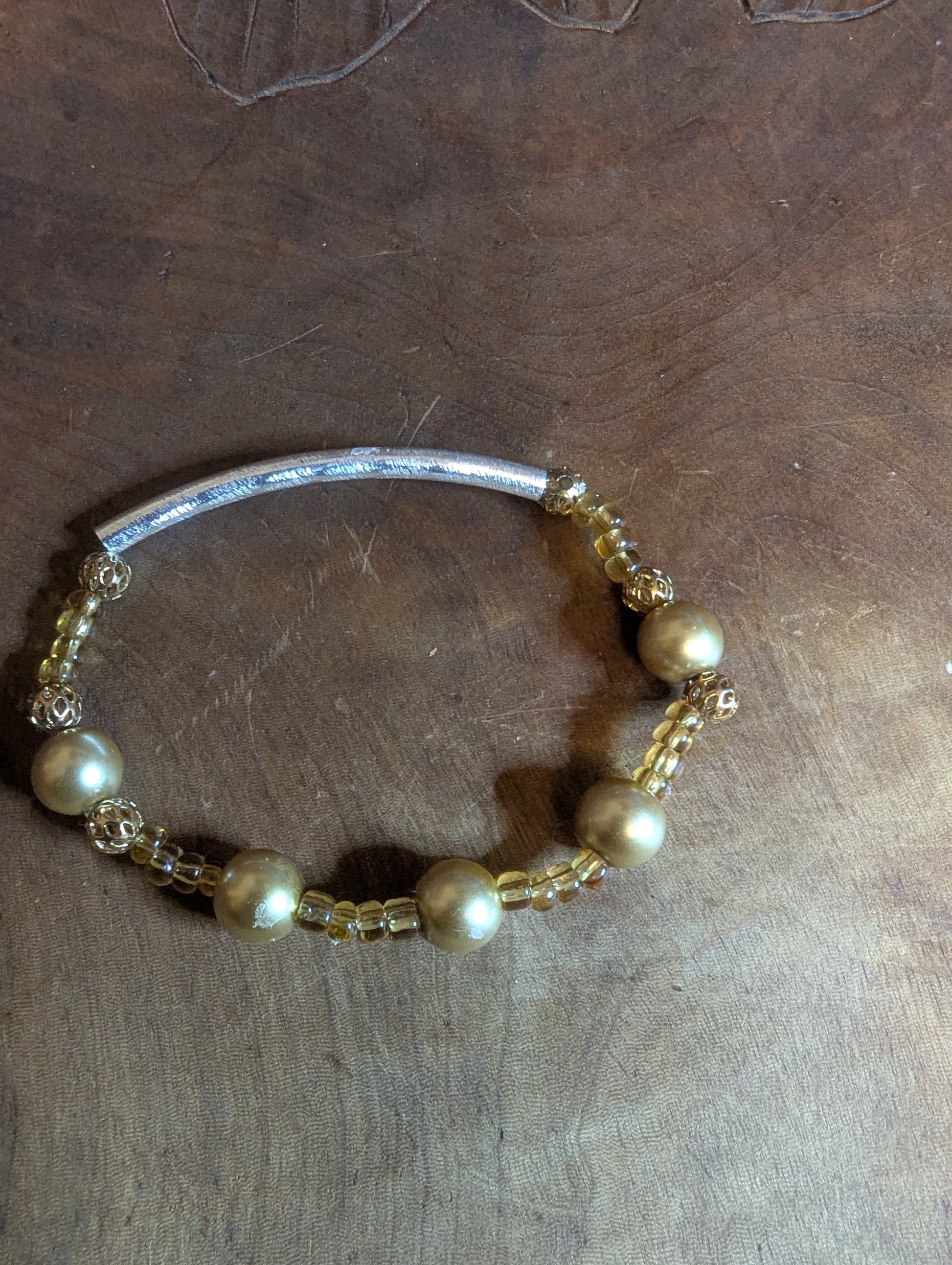 Bracelet with pearls and gold accents