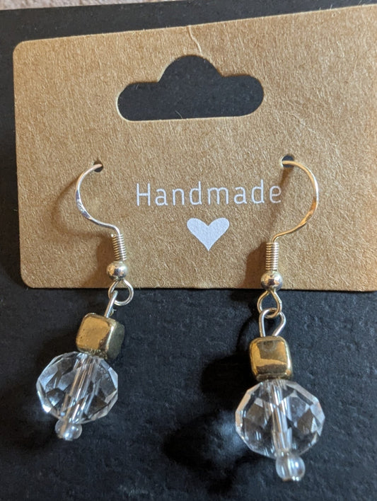 Beautiful crystal and metal drop earrings with a sophisticated design!